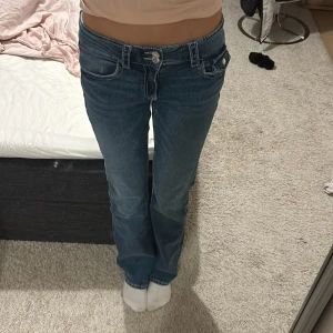 Lågmidjade bootcut jeans  - Ett par superfina Low waist bootcut jeans från gina Young. Endast använda 2 gånger! Säljer pga att jag har hittat ett annat par som passar mig bättre.