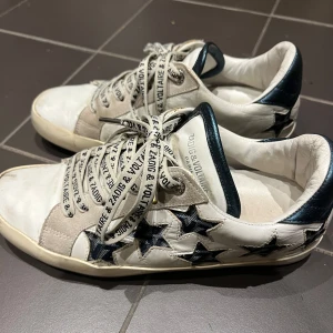 Zadig skor - Zadig skor i storlek 38! Lite slitna då dom används en del, men mycket går säkert att putsa bort 💕