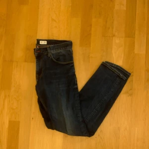 Tommy hilfiger jens - Snygga och trendiga tommy hilfiger jens. Storlek 31 i midjan och 32 i längd. Säljer då dem börjar bli små. Passar dig som är 185 ungefär. Mvh ag