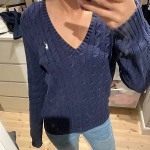 Marinblå v-ringad Ralph Lauren tröja  - Säljer denna superfina tröjan! Älskar den men kommer inte till användning längre. Har haft den ganska länge. Den är fortfarande i jättebra skick. Storlek L men är som storlek M 