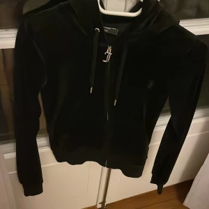 Juicy Couture zip up hoodie  - Bra skick, ganska väl använd, säljer då jag inte använt den på länge och är för liten, passar till det mesta, pris kan diskuteras💕