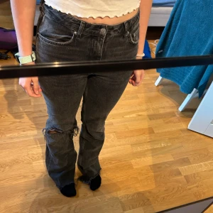 Svarta jeans🤗 - Svarta bootcut jeans från gina tricot! Ripped jeans i storlek 36🥰