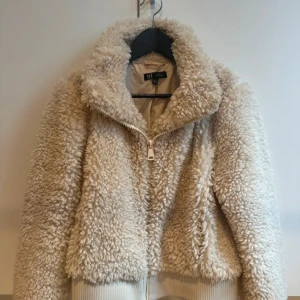 Zara teddyjacka - Snygg beige teddyjacka köpt på Vinted, sparsamt använd av förra ägaren. Står M men mer som S. Skriv för fler bilder 💗💗