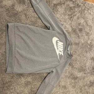 Grå Nike raglan sweetshirt  - En härlig grå raglan sweetshirt, den ser jätte bra ut och skön.