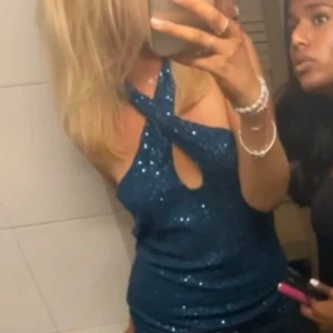 Glitter topp - Snygg och unik Festtopp med paljetter. Knytningen runt halsen går att ändra då det finns knappar. Köpte på sellpy för länge sen. Det står storlek L men passar på mig som är S. 