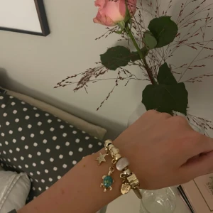 armband🙏🏼 - super gulligt armband, köpt i Spanien aldrig använt❤️‍🔥(köpt för 300 kr säljer för 200 kr)