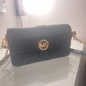 Michael kors väska  - Jättefin Michael kors väska i fint skick som kommer med 2 band, ett långt och ett kort. Köpt för 4000 och säljer för 2300