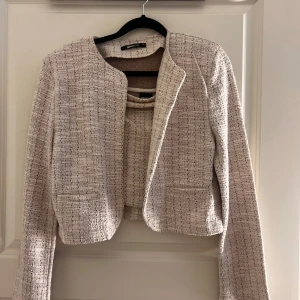 Set från Ginatricot  - En kofta och ett ärmslös top säljs ihop. Ostrectchbar material. Koftan är i Storlek Small och den ärmlösa toppen under är i storlek Xsmall. 