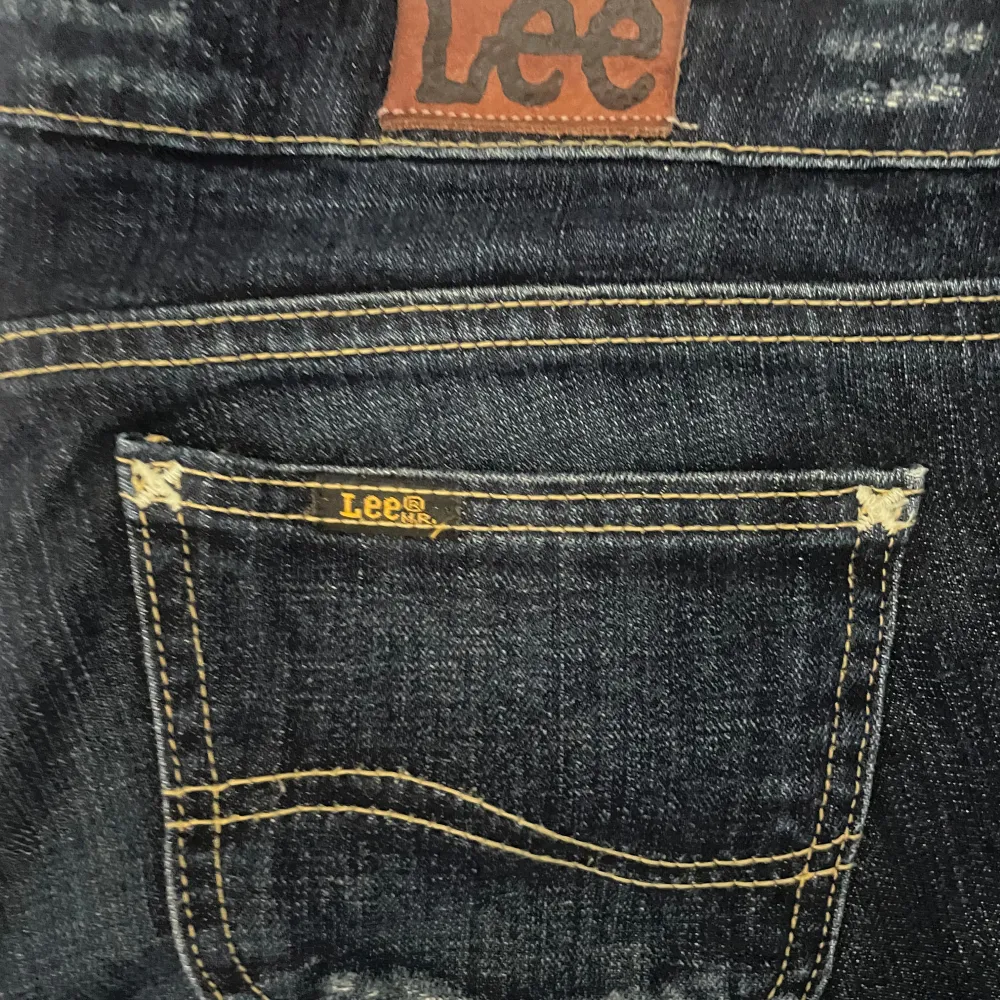 Lågmidjade Bootcut jeans från lee, jätte fint skick! . Jeans & Byxor.