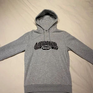 Mercier hoodie - Grå Mercier hoodie i väldigt bra skick, inga hål eller fläckar. Säljer då jag aldrig använder den. 