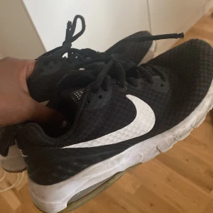 Nike skor  - Betalats med kontant kan hämtas upp .  Säljer pågrund va flytt