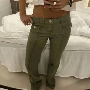 Gröna jeans - Helt slutsålda, säljer då dom inte kommer till någon användning längre. Det har inga fickor där bak.