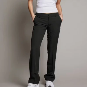 Kostymbyxa - Aldrig använd, är i modellen tall och låg midja❤️