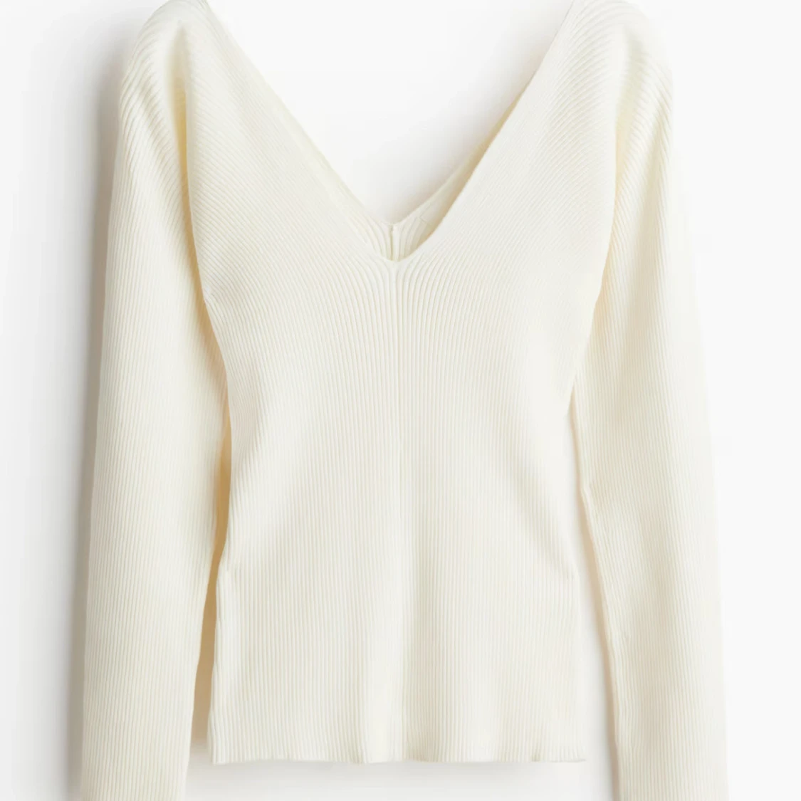 Ribbstickad tröja med V-ringning