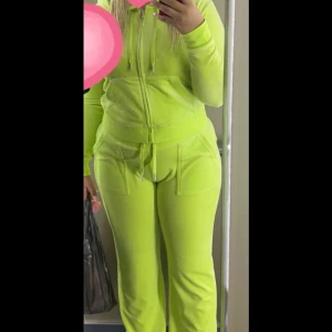 Juicy coutore - Köpt på juicy coutores hemsida. Väl omhändertagen & mycket bra skick. Båda delar för 700kr annars 400kr styck. Köpare betalar för frakt. Byxorna är de med fickor där bak (Säljer för de blivit förstora, därav bara gamla bilder)