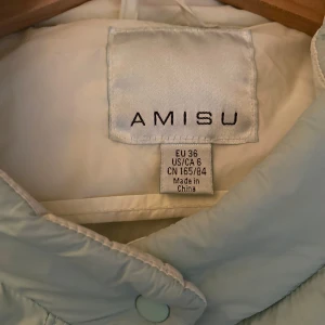 Ljusblå quiltad jacka från Amisu - Säljer en superfin ljusblå quiltad jacka från Amisu. Den är perfekt för vår och höst med sin lätta och bekväma passform. Jackan har långa ärmar och stängs med knappar framtill. Den är i bra skick💞💞