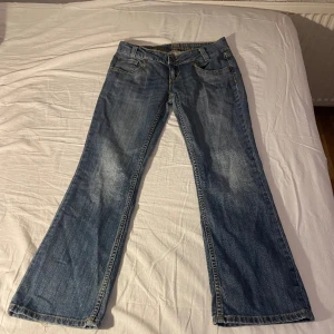 Låfmidjade jeans  - Midjemått: 37 cm  Innebenslängd: 70 cm Lite slitet och ett hål vid benöppningen. Pris kan diskuteras💕