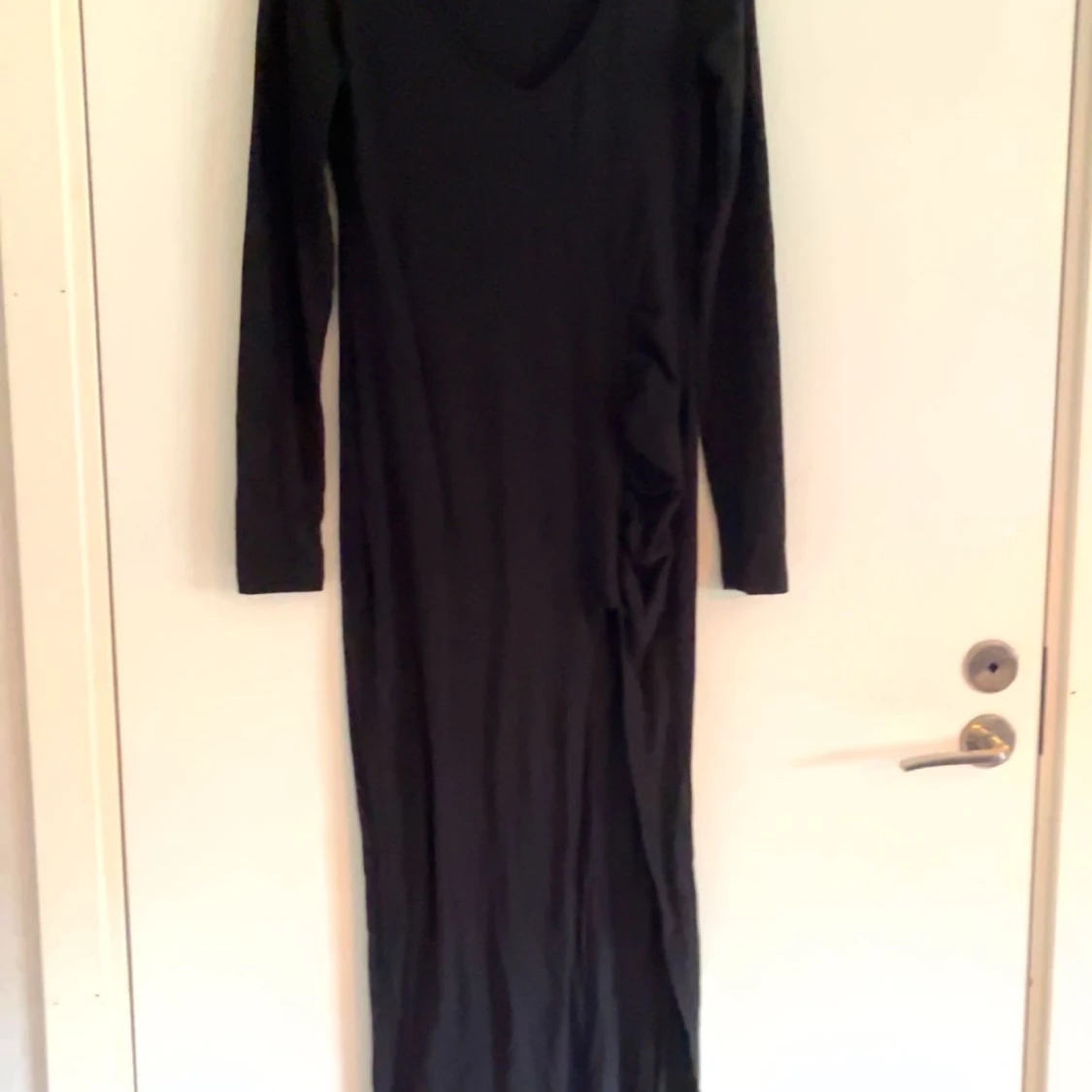 Svart klänning med slits