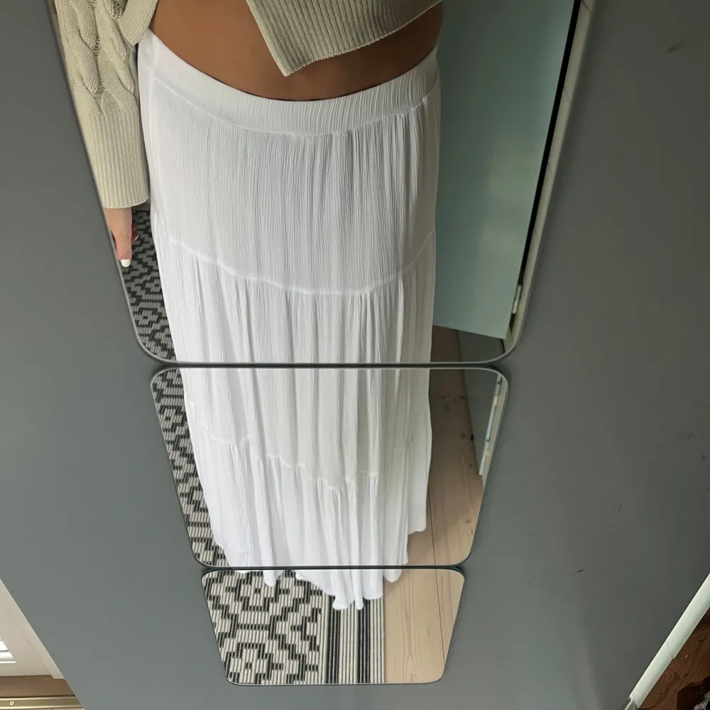 Vit lång volangkjol från strandivarius, slutsåld från Zalando. Slutar precis vid fötterna på mig som är 173! Använd ett fåtal gånger . Hameet.