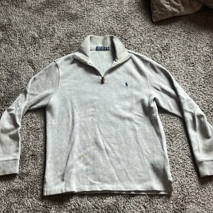 Polo Ralph lauren half zip - Storlek M Använd väl Lite missfärg vid kragen