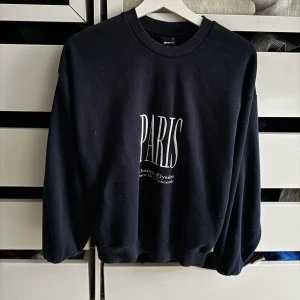 Sweatshirt gina tricot - Fin gina tricot som inte kommer till användning längre. Inga defekter eller fläckar. Fler bilder eller frågor kan tas privat ☺️💗