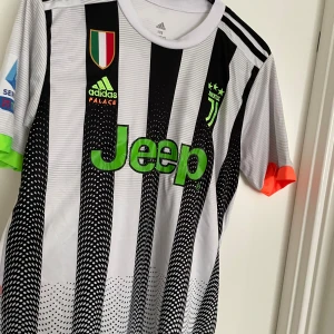 Fotbollströja  - Hej Säljer fotbollströjor som är svåra att få tag på här är en juventus 2019 tröja i grön.