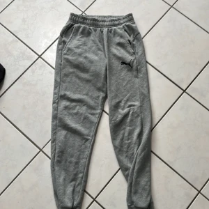 Puma mjukisbyxor - Säljer mina puma mjukisbyxor för dem är för små! Väldigt sköna och bra att ha hemma om man vill! 