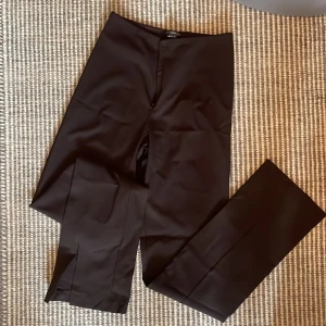 Marithe Tyg Byxor, helt ny - Selling this super nice and new Marithe François Girbaud flare pants in size 40 and dark brown. I’ve never worn them but it feels super soft on the skin 🫶 they have a slit at the bottom which looks super nice with heels! 