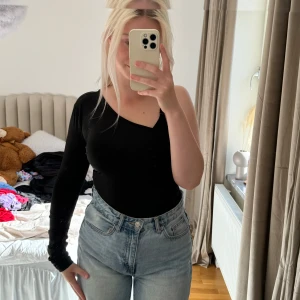 Svart body - M - Svart body aldrig använd endast testad Storlek M säljs för 40kr