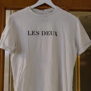 T-shirt - T-shirt använd ett par gånger lite små sliten efter tvätt men annars fin