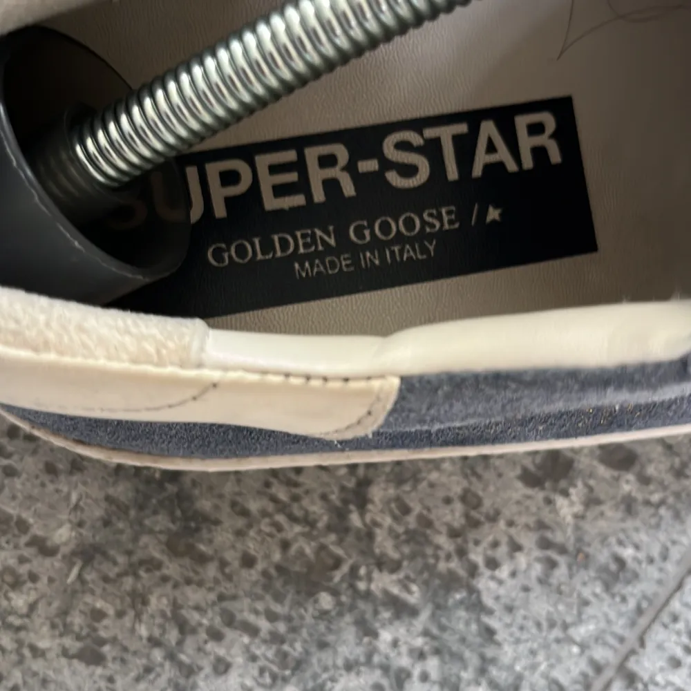 Säljer nu mina blå golden goose skick 7/10 då det är en liten defekt på sulan men inget som märks när man använder de riktigt sköna har tvättat de och tagit hand om de väl skriv om du har frågor🍾🍾. Skor.