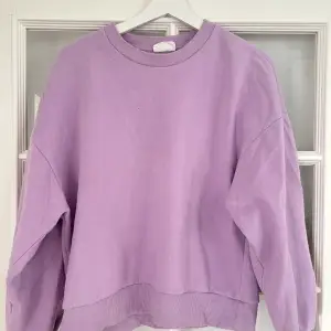 Sweatshirt från Ginatricot, storlek M, okej skick, hör av er vid frågor eller intresse!🩷 30kr