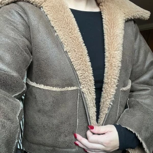 2 i 1 Jacka  - 2 i 1 jacka. Teddyjacka på ena sidan och skinnjacka på andra. Genom att vända ut och in på den kan man välja vilken jacka det är.😍🫶🏻