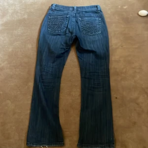 Lågmidjade bootcutjeans Lee - Använda i 1 år men bra skick, väldigt lågmidjade och storlek s