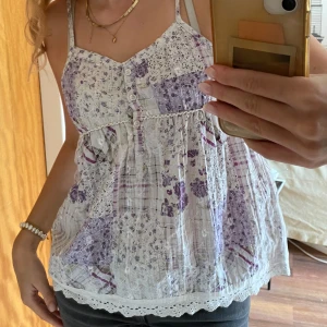 Vit och lila blus - Vit och lila blus med spets och söta knappar, lappen är borta men den passar mig bra som vanligtvis har xs och skulle absolut kunna passa någon med s/m💕