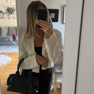 Croppad kavaj - Superfin linnekavaj i premium quality från Gina tricot. Den är i en fin beige färg.(Sista bilden är lånad)💕💕