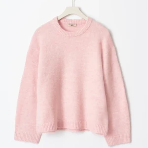 Stickad tröja  - Säljer min fina stickade tröja från gina endast använd 1 gång💕