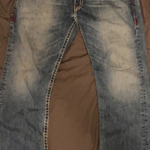 True religion - MER BILDER I DM!!!!!Rare true religion jeans som är asfeta. Fet wash och röd o vit stitching, priset är inte hugget i sten. Har lite heelbite annars as feta 