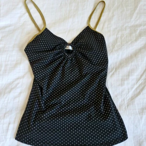 Svart prickig linne från Hondo Fashion - Coolt linne med ring vid bysten och justerbara axelband 🖤 90-tals vintage! Märke: Hardd Fashion Välbevarat, i mycket fint skick.