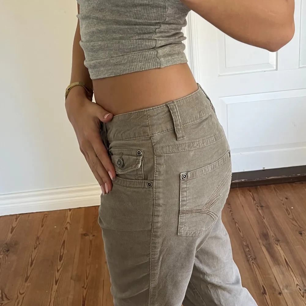 Midjemått( rätt över): 38cm  Inerbenslängd: 81cm   Köp dem via ”KÖP NU” eller Swish  Modellen är 170 cm, inga defekter 💕manchestertygg/jeanstygg. Jeans & Byxor.