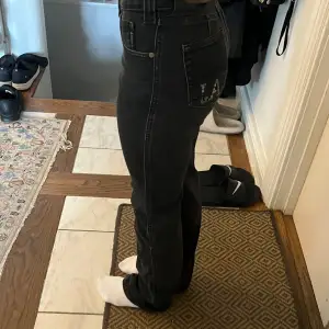 Säljer ett par Armani jeans med detaljer på bak fickan. Midwaist. Storlek 34