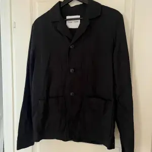 Fet kostym overshirt från Samsøe Samsøe som inte säljs längre | Skick = 10/10 använd 2 gånger sen ny | Storlek = S | Pris = 699kr | Nypris = 1600kr | 50kr rabatt om du följer mig🌟 | Tveka inte på att höra av dig vid frågor eller funderingar🙌