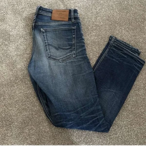 Jack & jones - Tja säljer nu dessa as goa Jack and Jones jeans. Skick 8/10, storlek 30/32. Köp för endast 299. Slim/tim model. Hör av dig vid frågor eller funderingar!