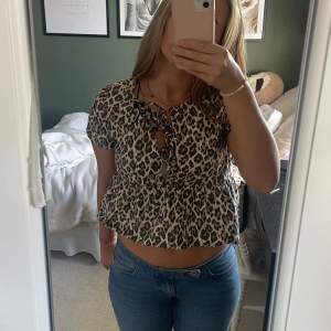 Säljer denna snygga leopard blus från Gina i storlek xs. Har inte andvänt den mycket där av säljer jag den💕 pris går att diskutera 