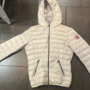 Colmar jacka stl 38 - Vit light weight Colmar dunjacka i begagnat skick, liten i stl. Stl 38 liten brun fläck på underarmen 