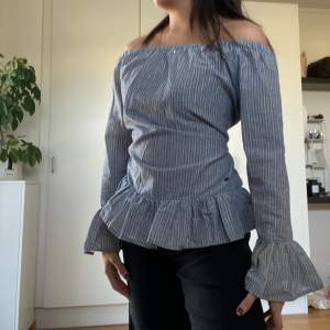 Randig blå/grå/vit off shoulder top/blus som jag inte har fått användning av. Storlek 34