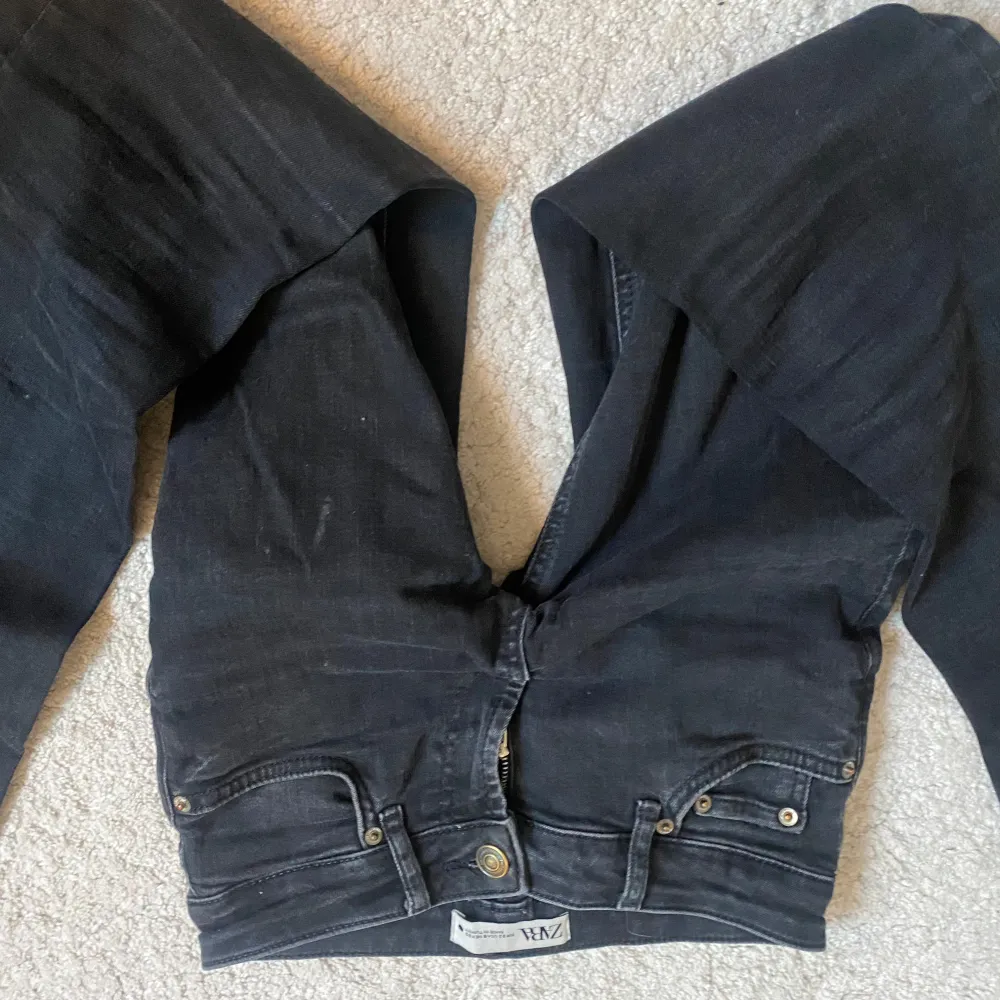 Säljer dess Low waist jeans från zara. Dem är lite slitna i mellan benen , men inget som inte kan fixas med nål och tråd. De är bootcut. Jeans & Byxor.