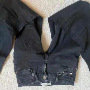 Säljer dess Low waist jeans från zara. Dem är lite slitna i mellan benen , men inget som inte kan fixas med nål och tråd. De är bootcut