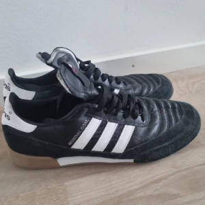 Adias fotbollskor (inomhus) - Ett par inomhusfotbollskor i storlek 43. Köpte de för 1000, säljer dem för 139