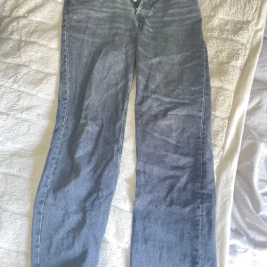 Jeans low waist - Gråsvarta low waist jeans från Zara, storlek har blivit bortklippt men det är storlek 40/M. Knappt använda